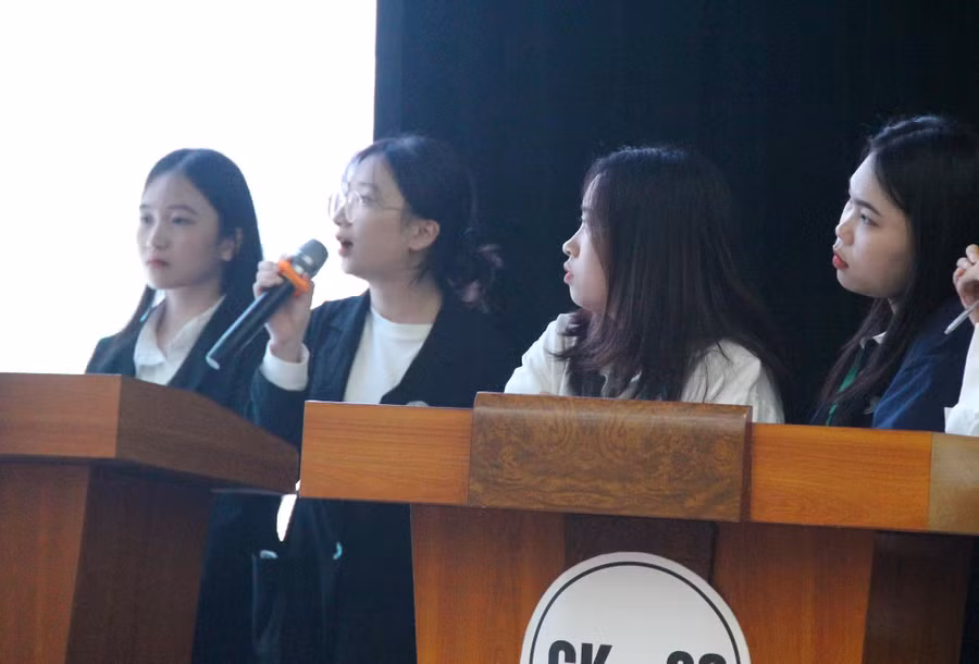Các đội phản biện lẫn nhau.