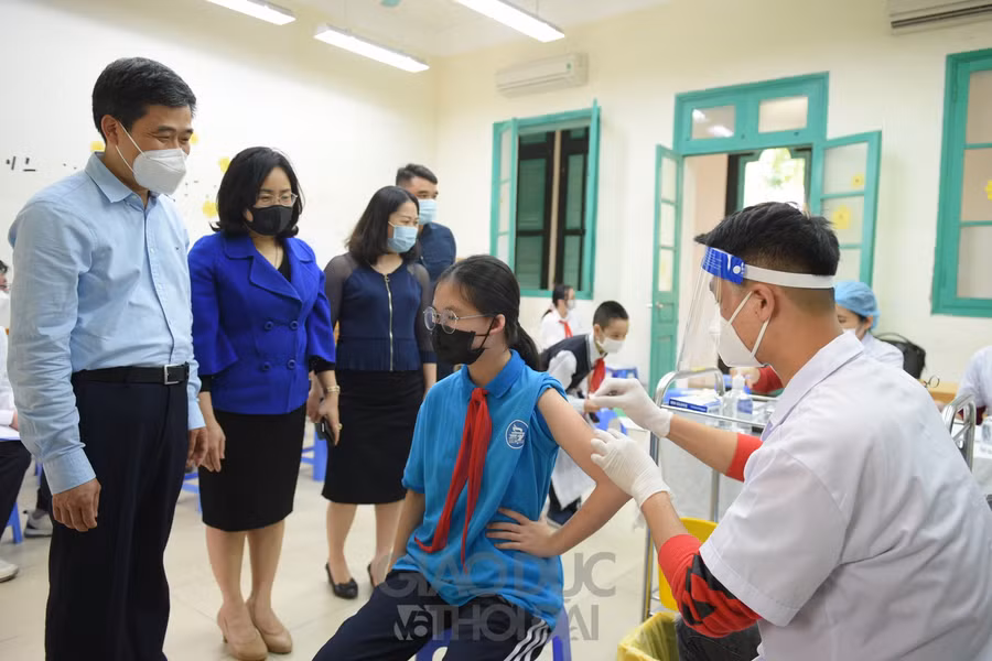 Đoàn kiểm tra công tác tiêm vắc xin phòng Covid-19 cho trẻ từ 5 đến dưới 12 tuổi của quận Hoàn Kiếm.