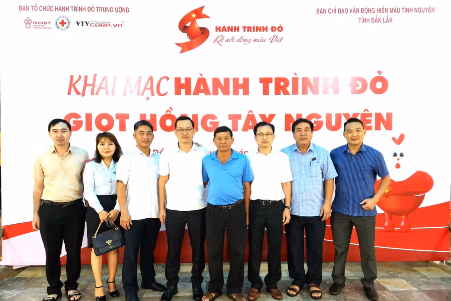 Ông Trần Văn Hùng (thứ 3 từ phải qua) cùng đội ngũ cán bộ, công chức, viên chức và người lao động cơ quan Sở GD&amp;ĐT tham gia hiến máu tình nguyện năm 2023 (ảnh: BTC).