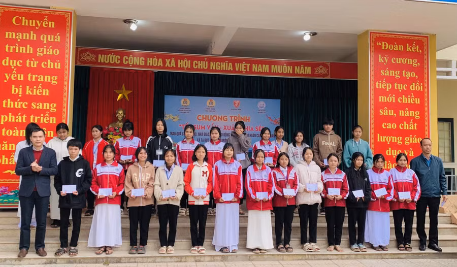 Học sinh vùng cao được nhận quà trước thềm Tết Nguyên đán. Học sinh vùng cao được nhận quà trước thềm Tết Nguyên đán.