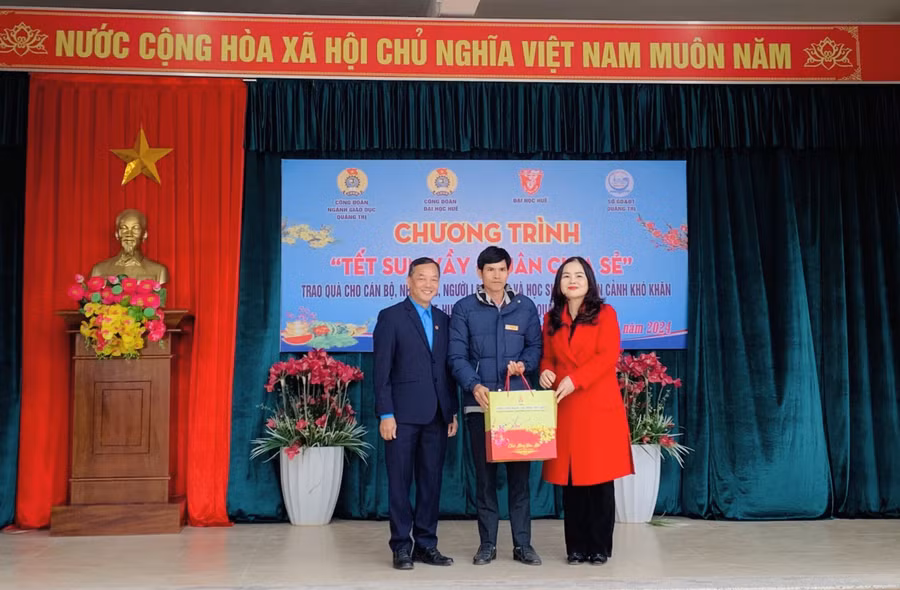 Những suất quà Tết động viên nhà giáo công tác ở vùng miền núi. Những suất quà Tết động viên nhà giáo công tác ở vùng miền núi.