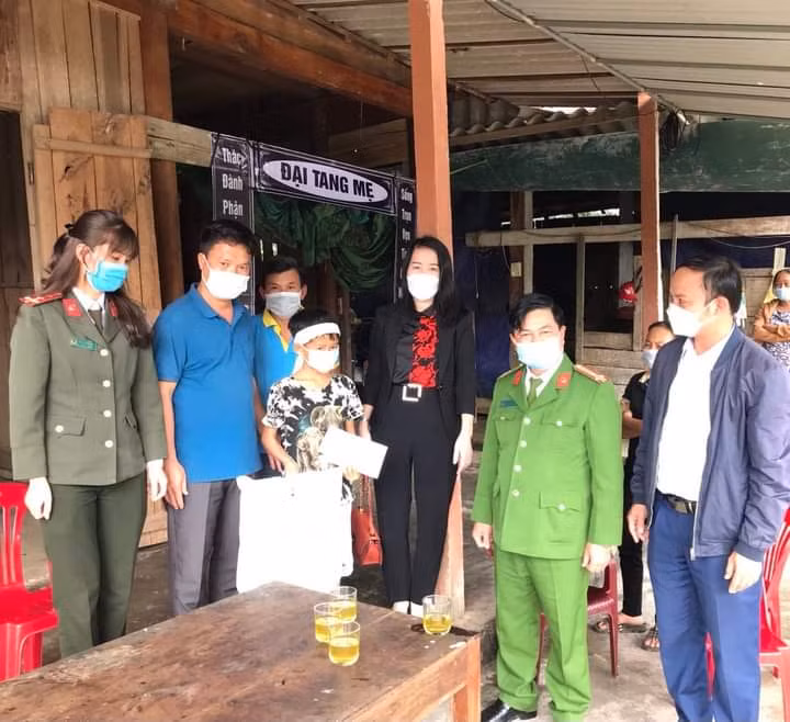 Công an huyện Hương Khê, Ban Dân vận, hội CTĐ huyện Hương Khê trao quà cho các em