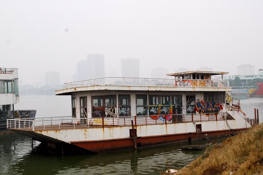 Loạt du thuyền, nhà hàng nổi sang trọng một thời ở Hồ Tây giờ ra sao? ảnh 10
