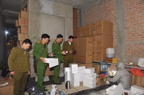 Cơ quan chức năng kiểm tra cơ sở sang chiết rượu trái phép. Ảnh: Bộ Công An