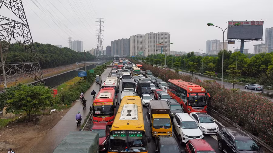 Cùng với đó tại nhiều tuyến đường cửa ngõ vào Thủ đô lượng phương tiện xếp hàng dài hàng km, do phía trong thành phố ùn tắc cục bộ.