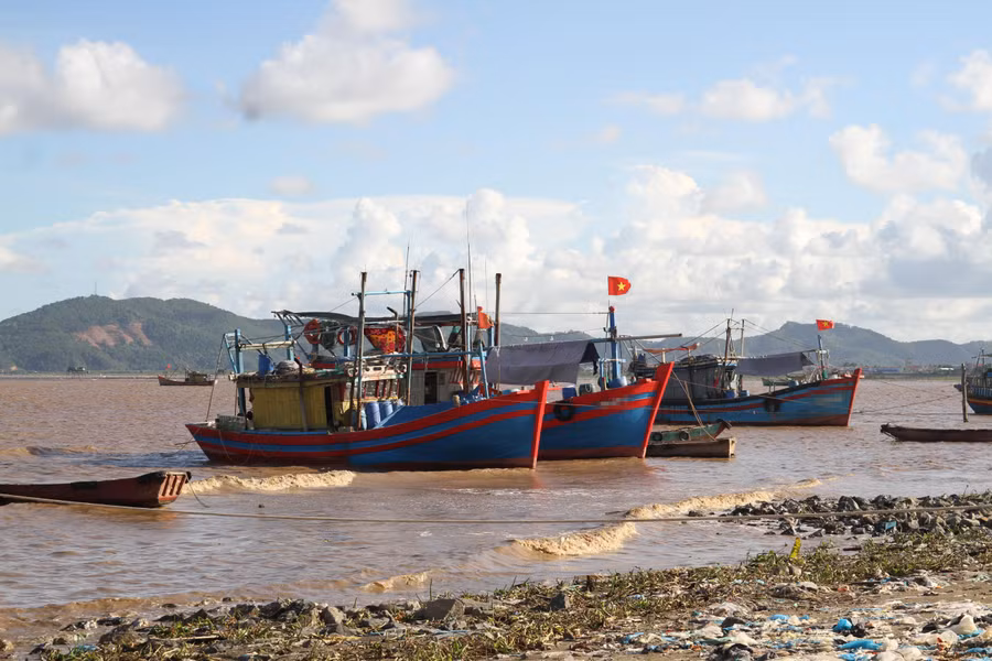 Thời tiết đẹp, biển lặng nhưng nhiều tàu thuyền của người dân ở Diêm Phố không thể ra khơi vì giá xăng tăng.