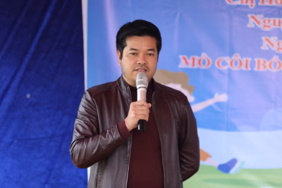 Nhà báo Nguyễn Văn Dũng, Trưởng đại diện văn phòng báo GD&amp;TĐ khu vực Miền Trung và Tây Nguyên bày tỏ niềm vui khi được chung tay chia sẻ khó khăn với nhân viên, cán bộ ngành Y tế