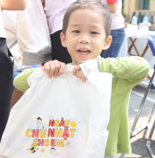 Niềm vui được quà của bé