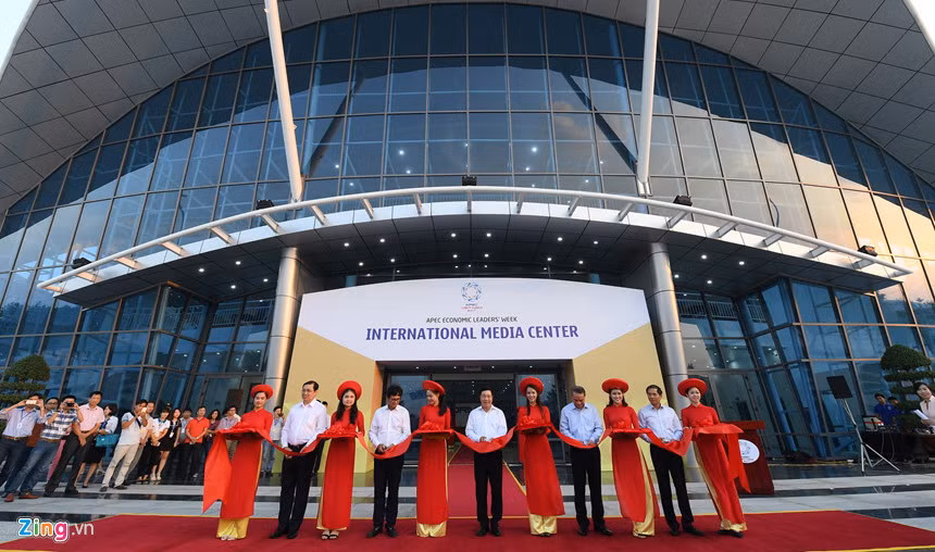 Cắt băng khánh thành trung tâm báo chí APEC