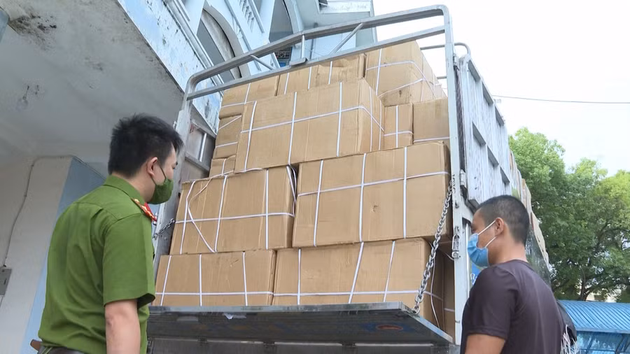 Xe tải chở theo hàng nghìn thiết bị y tế phục vụ công tác phòng chống dịch Covid-19 nhưng không có nguồn gốc xuất xứ. Ảnh: Công an Phú Thọ.