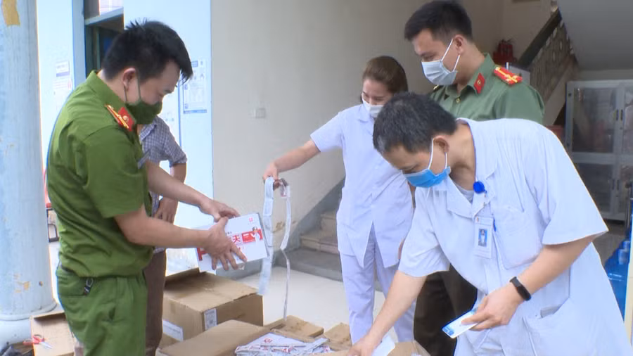 Lực lượng chức năng tiến hành kiểm tra số hàng hóa trên xe tải. Ảnh: Công an Phú Thọ.