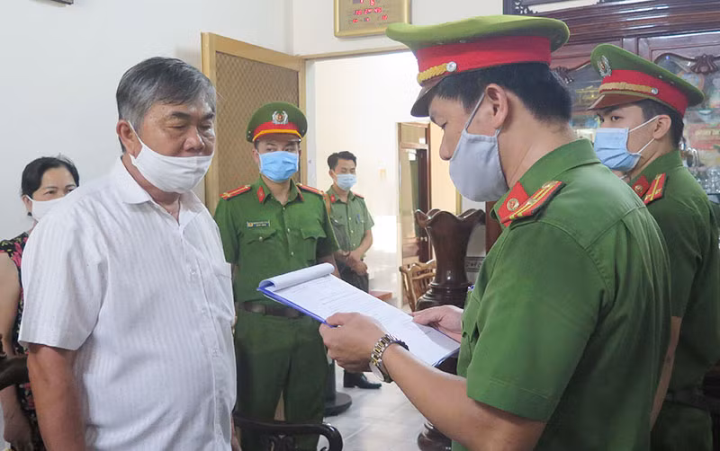 Công an thực hiện lệnh tạm giam ông Nguyễn Chí Hiến, nguyên Phó Chủ tịch Thường trực UBND tỉnh Phú Yên.