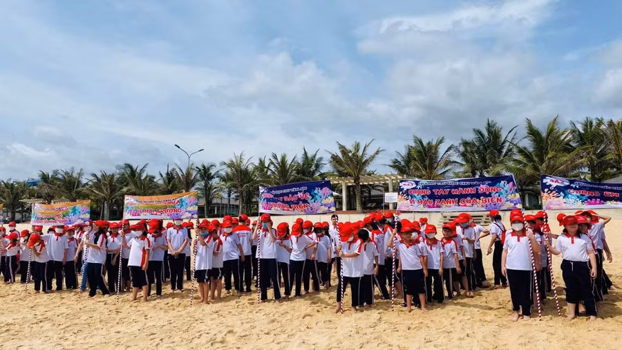 Quảng Bình: Học sinh tiểu học thu gom rác làm sạch biển, vẽ tranh về biển, đảo ảnh 8