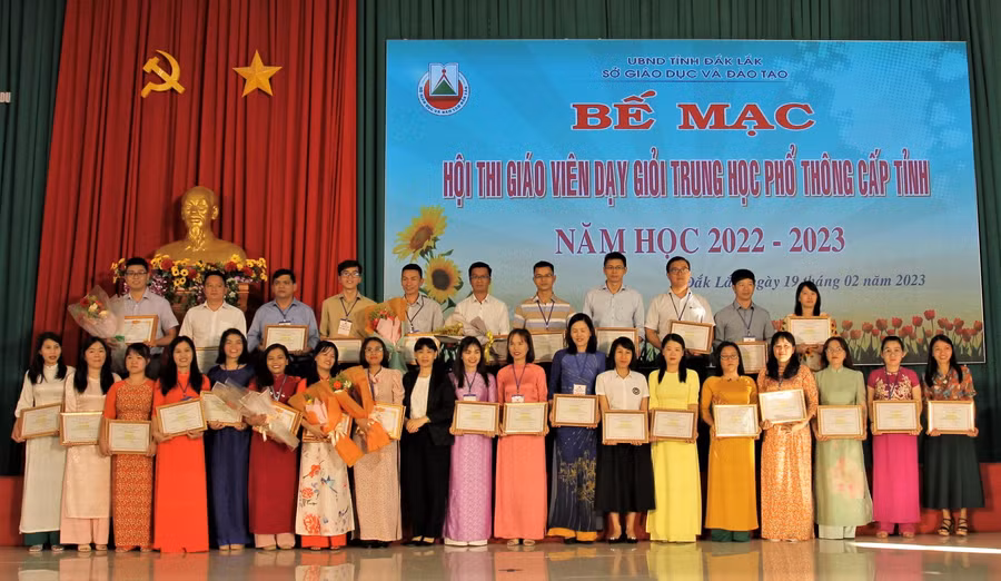 Đắk Lắk công nhận 273 giáo viên THPT dạy giỏi cấp tỉnh.