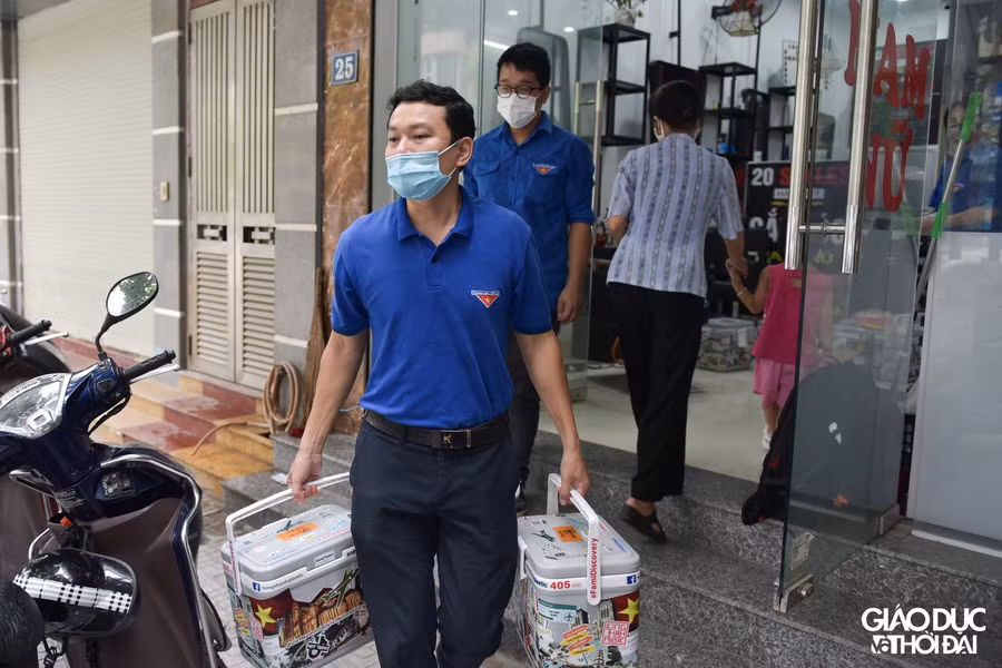 Ngay sau khi xếp vào thùng xong, đồ uống sẽ được đội thanh niên tình nguyện chuyển ra các điểm chốt phòng, chống dịch trên địa bàn phường.