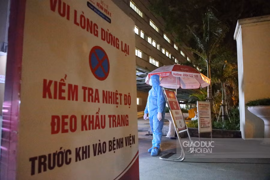 Chốt y tế được lập ngay phía cổng của bệnh viện.
