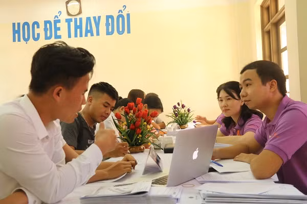 Thí sinh và phụ huynh được tư vấn kỹ càng về ngành học, chương trình đào tạo và cơ hội việc làm sau khi ra trường.