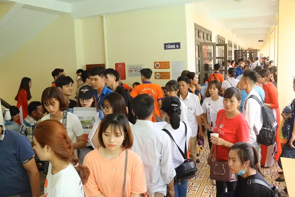  Ngay từ sáng sớm, hàng ngàn thí sinh và phụ huynh đã có mặt tại cơ sở 2 của Trường ĐH Đại Nam để làm thủ tục nhập học. 