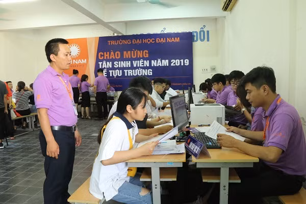 Các thí sinh làm thủ tục nhập học dưới sự hướng dẫn tận tình của các cán bộ, giảng viên.