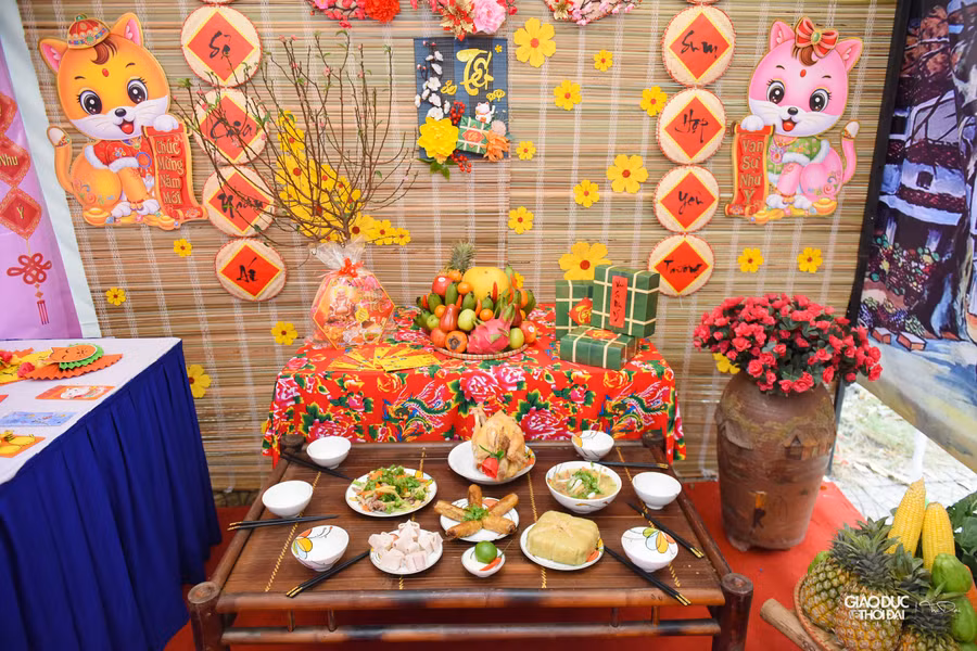 Thi trang trí trại với chủ đề “Sắc xuân Hà Nội”.