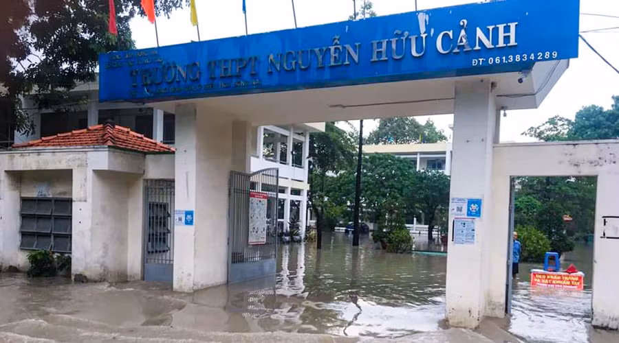 Trường THPT Nguyễn Hữu Cảnh vẫn tiếp tục là “điểm đen” ngập lụt. Trường THPT Nguyễn Hữu Cảnh vẫn tiếp tục là “điểm đen” ngập lụt.