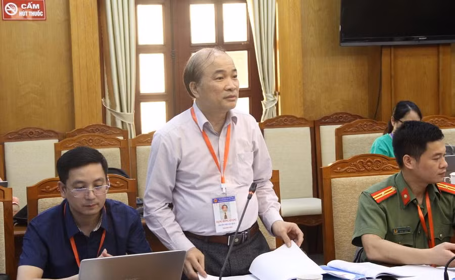 Thành viên đoàn kiểm tra của Bộ GD&amp;ĐT trao đổi, góp ý với Hội đồng thi tốt nghiệp THPT 2022 của tỉnh Bắc Giang