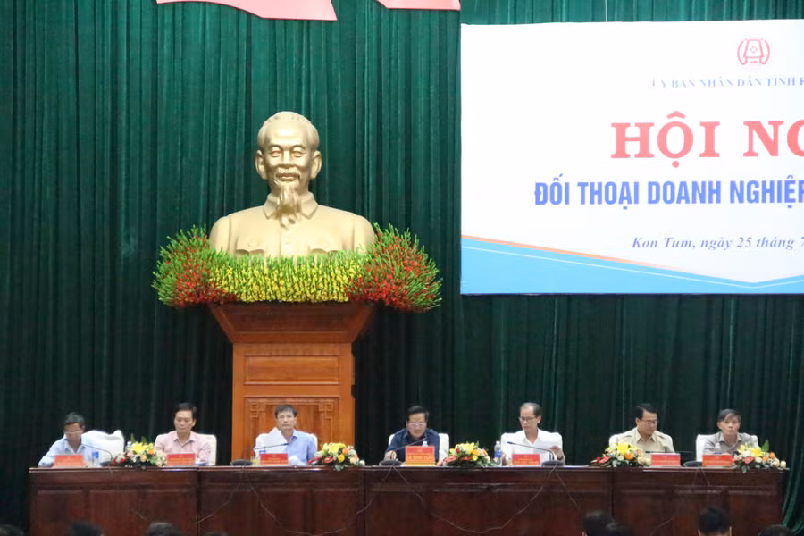 Lãnh đạo UBND tỉnh Kon Tum cùng các Sở, ngành liên quan giải đáp thắc mắc cho doanh nghiệp. Lãnh đạo UBND tỉnh Kon Tum cùng các Sở, ngành liên quan giải đáp thắc mắc cho doanh nghiệp.
