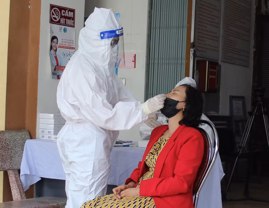 Cán bộ CDC Hà Giang lấy mẫu xét nghiệm SARS-CoV-2 cho người dân. Ảnh: Sở Y tế Hà Giang.