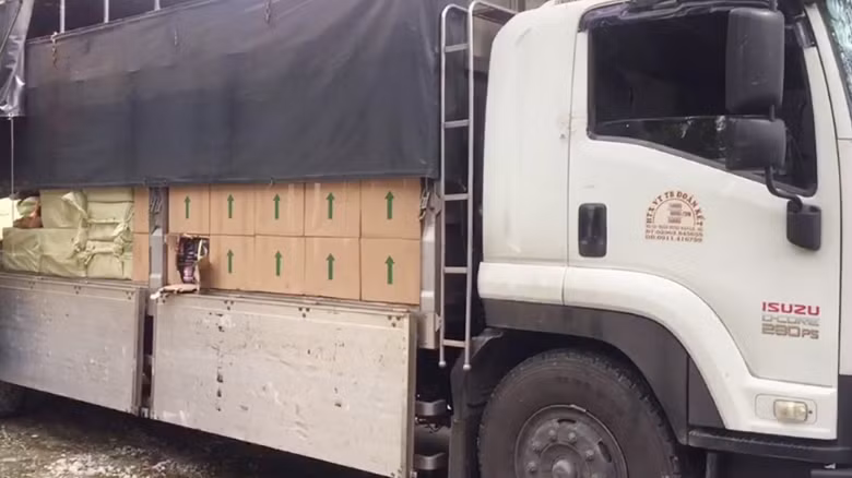 Xe tải vận chuyển hàng hóa không rõ nguồn gốc xuất xứ bị cơ quan chức năng phát hiện.