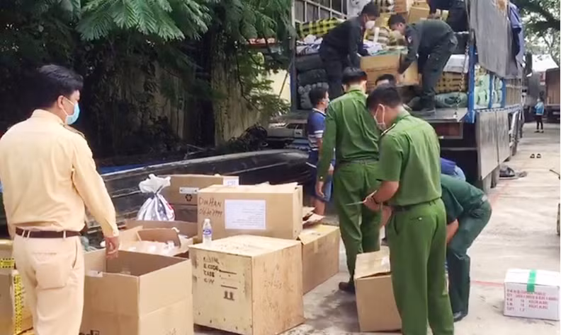 Lực lượng chức năng tiến hành kiểm tra, thu giữ số hàng hóa vi phạm trên xe tải.