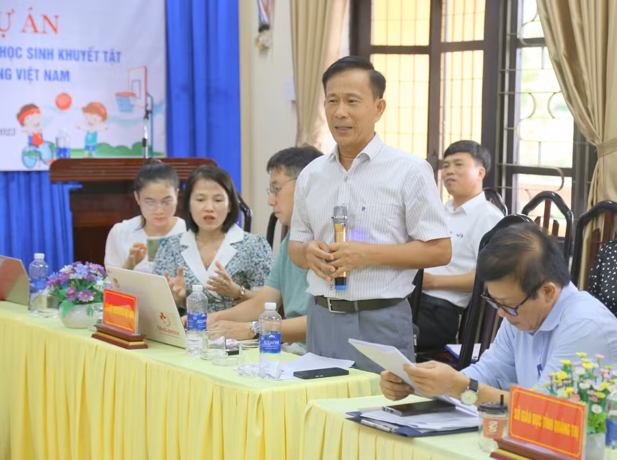 Ông Hồ Sỹ Quảng – Giám đốc Tổ chức Tổ chức Medipeace tại Việt Nam trao đổi về dự án hỗ trợ giáo dục trẻ khuyết tật. Ông Hồ Sỹ Quảng – Giám đốc Tổ chức Tổ chức Medipeace tại Việt Nam trao đổi về dự án hỗ trợ giáo dục trẻ khuyết tật.