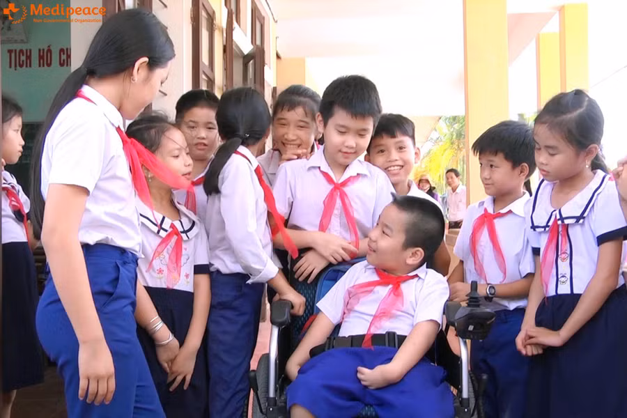 Em Nguyễn Văn Minh Chí (SN 2011), học sinh Trường Tiểu học và THCS Gio Việt (huyện Gio Linh, Quảng Trị) bị liệt tứ chi vẫn nỗ lực vượt lên chính mình. Em Nguyễn Văn Minh Chí (SN 2011), học sinh Trường Tiểu học và THCS Gio Việt (huyện Gio Linh, Quảng Trị) bị liệt tứ chi vẫn nỗ lực vượt lên chính mình.
