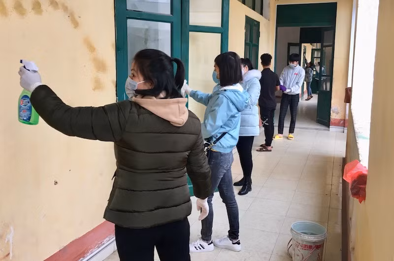 Và cả không gian bên ngoài lớp học cũng được khử trùng