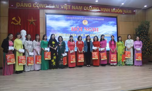 Đại diện Công đoàn Giáo dục Việt Nam và Liên đoàn Lao động TP Hà Nội tặng quà cho các nhà giáo là vợ của chiến sỹ Trường Sa