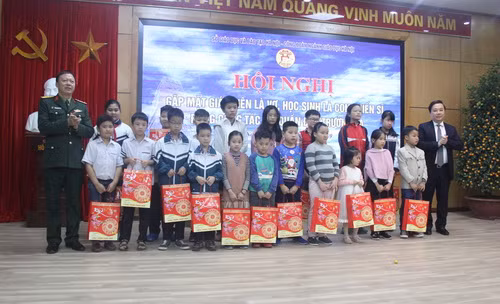 Giám đốc Sở GD&ĐT Hà Nội Chử Xuân Dũng (ngoài cùng bên phải) tặng quà Tết cho học sinh là con cán bộ chiến sỹ đang công tác tại quần đảo Trường Sa