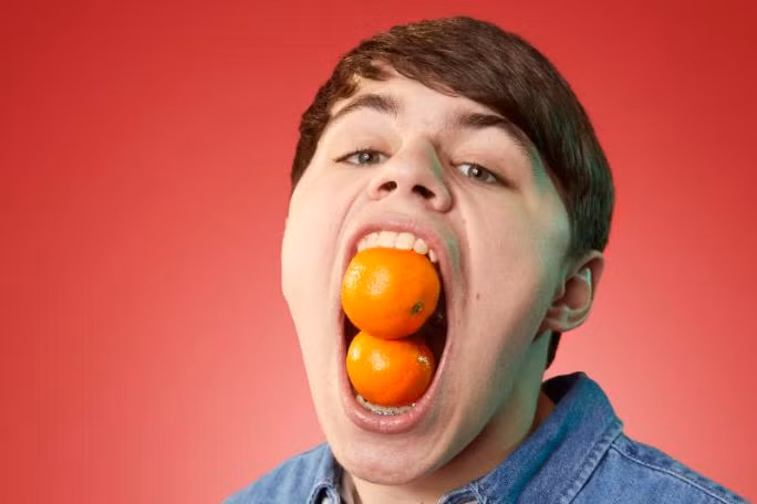 Miệng của Isaac có thể cho vừa 2 quả cam. Ảnh: Guinness World Records.