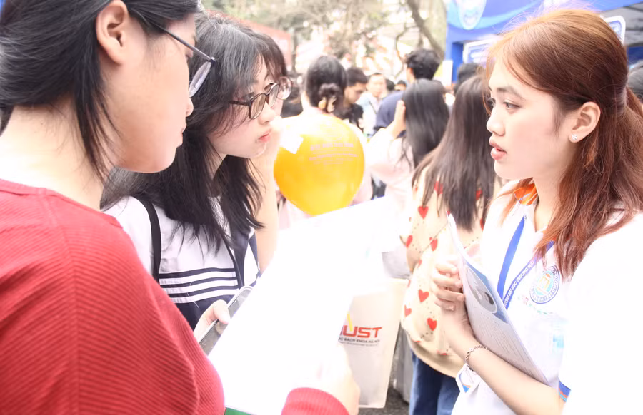 Thí sinh tham dự ngày hội tư vấn tuyển sinh, hướng nghiệp năm 2024, sáng 17/3.