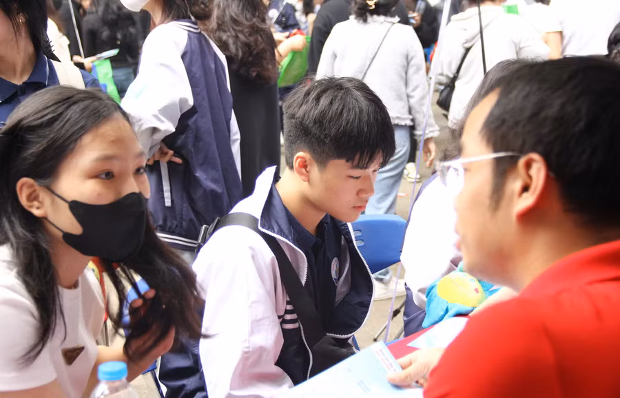 Thí sinh chăm chú lắng nghe tư vấn của cán bộ, giảng viên Học viện Quản lý giáo dục. Thí sinh chăm chú lắng nghe tư vấn của cán bộ, giảng viên Học viện Quản lý giáo dục.