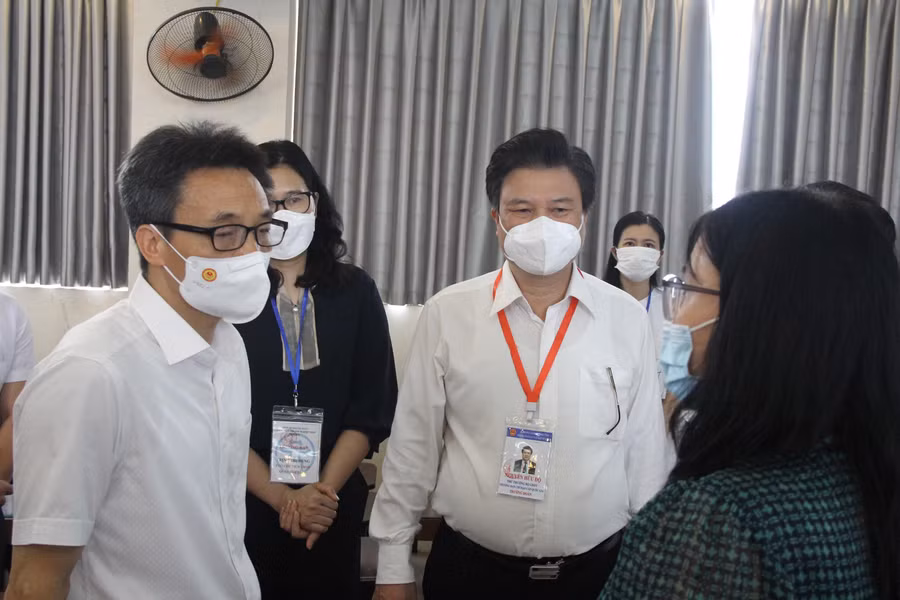 Phó Thủ tướng Vũ Đức Đam, Thứ trưởng Bộ GD&amp;ĐT Nguyễn Hữu Độ và đoàn công tác động viên cán bộ làm thi tại điểm thi Trường THCS Nghĩa Tân (Cầu Giấy, Hà Nội).