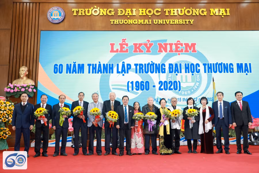 Niềm vui ngày hội trường của các nguyên lãnh đạo và giảng viên