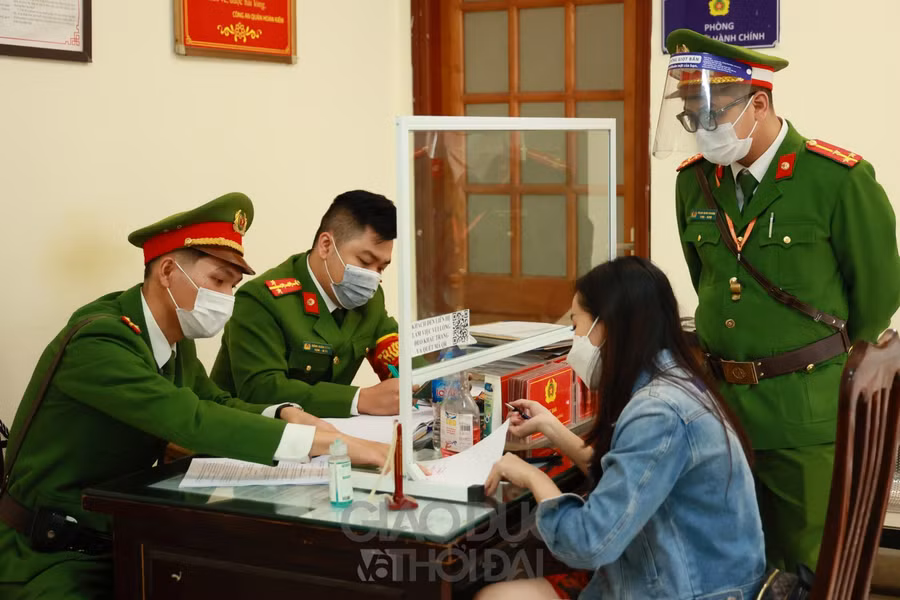 Tại buổi kiểm tra, đoàn đã lập biên bản, xử phạt nhóm thanh niên tụ tập, không đeo khẩu trang phòng chống dịch trước quảng trường Nhà thờ Lớn với số tiền mỗi người 2 triệu đồng. Đây là nhóm thanh niên đến từ tỉnh Đồng Tháp, ra Hà Nội chơi dịp Lễ Giáng Sinh 2021.