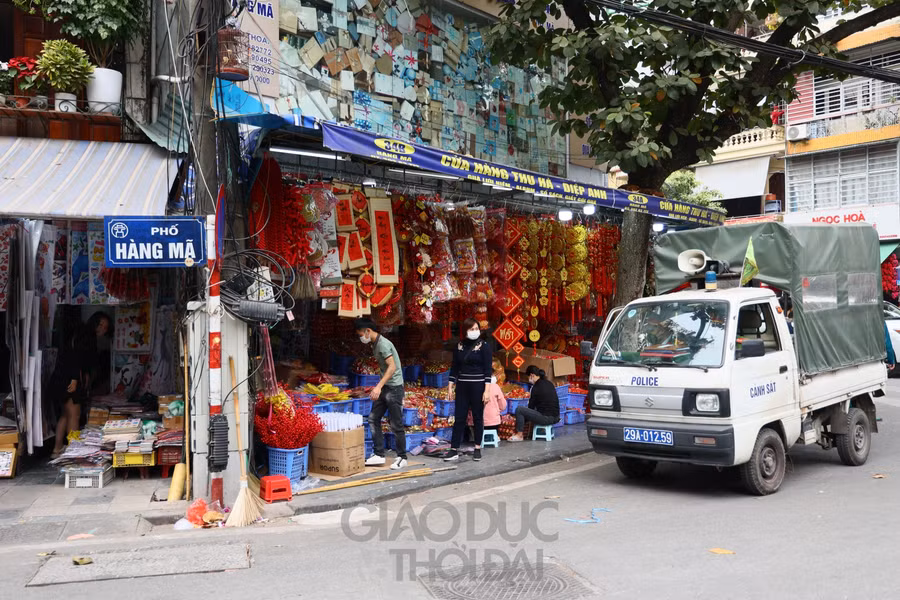Ngay khi TP Hà Nội ban hành Chỉ thị hoả tốc số 25 về tăng cường công tác phòng chống dịch vào dip Lễ, Tết cuối năm, lãnh đạo phường Hàng Mã đã tổ chức các đợt ra quân nhắc nhở, tuyên truyền các chủ cơ sở kinh doanh thực hiện nghiêm quy định phòng chống dịch; khuyến cáo người dân đến mua sắm bắt buộc phải quét mã QR.