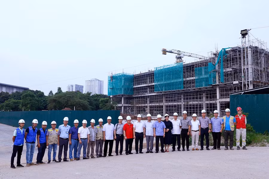 Lãnh đạo ĐHQGHN và Ban Giám đốc Bệnh viện Xây dựng tại công trình xây dựng cơ sở 2 Bệnh viện ở quận Hoàng Mai. Lãnh đạo ĐHQGHN và Ban Giám đốc Bệnh viện Xây dựng tại công trình xây dựng cơ sở 2 Bệnh viện ở quận Hoàng Mai.