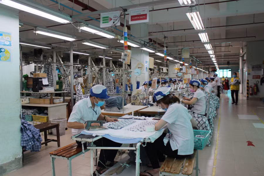 Cần có sự dịch chuyển từ đào tạo các ngành nông nghiệp sang các ngành công nghiệp và dịch vụ để người lao động DTTS nâng cao tay nghề hòa nhập với nền công nghiệp hiện đại hóa. Cần có sự dịch chuyển từ đào tạo các ngành nông nghiệp sang các ngành công nghiệp và dịch vụ để người lao động DTTS nâng cao tay nghề hòa nhập với nền công nghiệp hiện đại hóa.