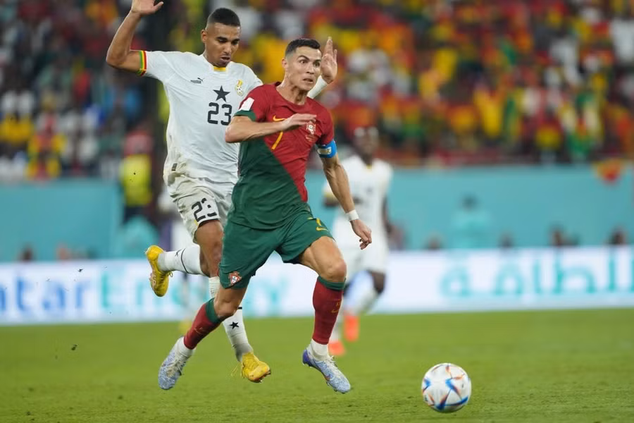 Ronaldo vượt qua trung vệ người Ghana Alexander Djiku. [Sorin Furcoi/Al Jazeera].