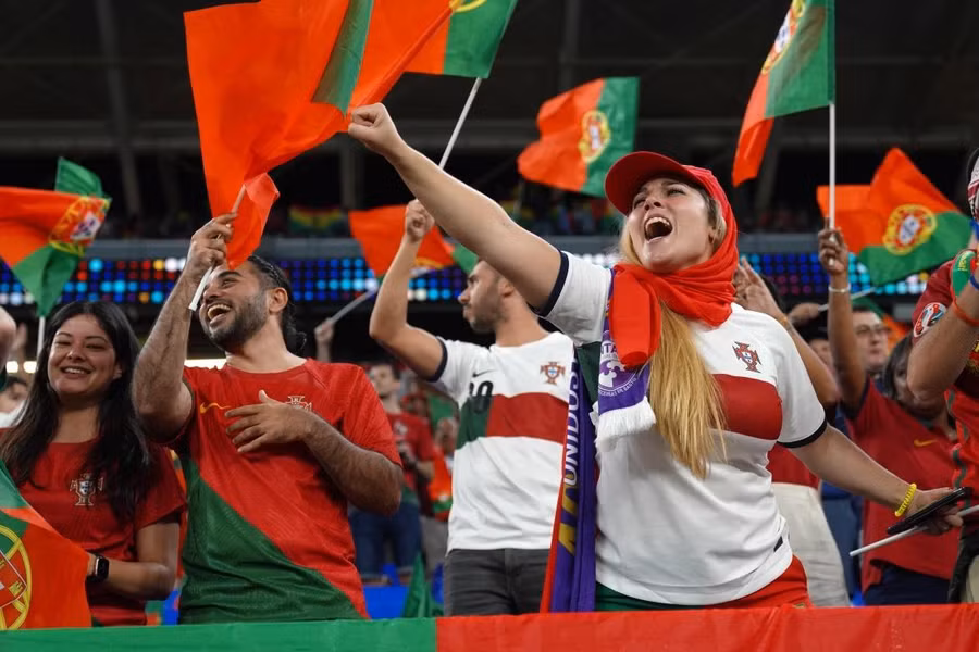 Cổ động viên Bồ Đào Nha trên khán đài. [Sorin Furcoi/Al Jazeera].