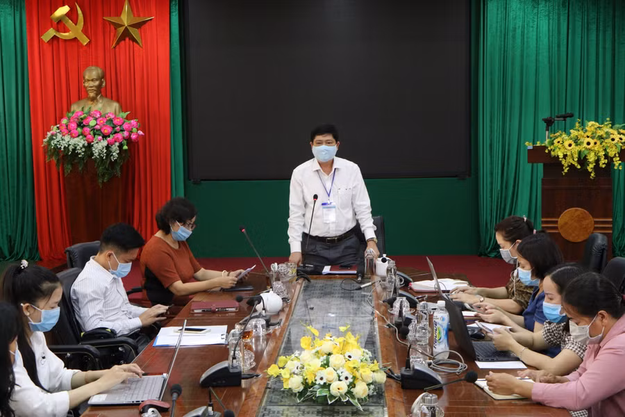 Giám đốc Sở GD-ĐT Đắk Lắk Phạm Đăng Khoa cung cấp thông tin về công tác coi thi tại Hội đồng thi Sở GD-ĐT Đắk Lắk.