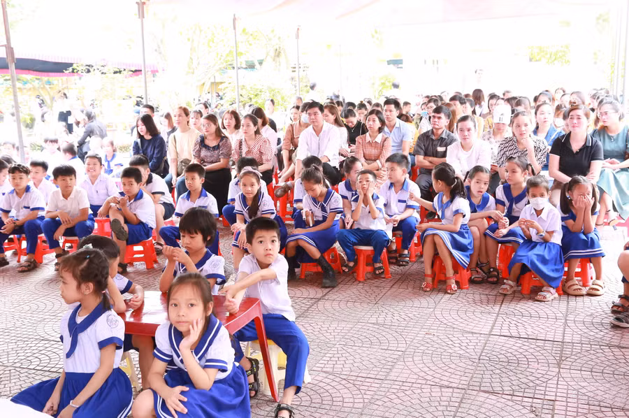 Lần đầu tiên, hàng trăm phụ huynh được tham gia ngày hội Chơi cùng con tại trường.