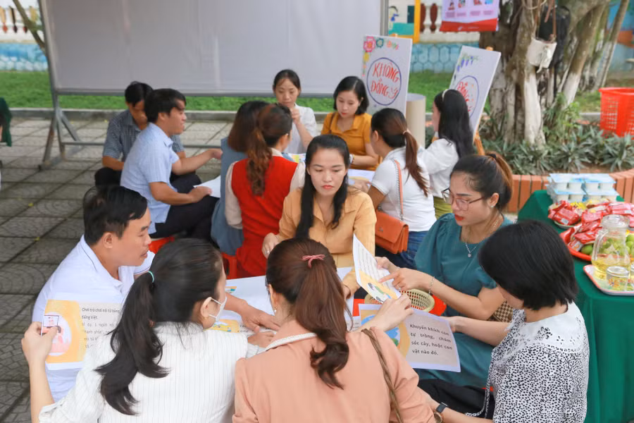 Phụ huynh tham gia các góc chơi theo hướng dẫn của giáo viên.