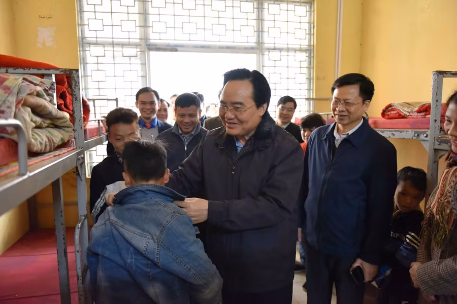 Bộ trưởng ân cần trao áo ấm tặng học sinh tại khu nhà bán trú trường học